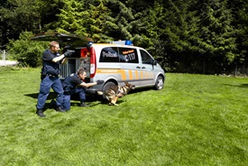 Polizisten mit Diensthund im Einsatz